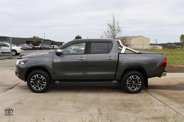 2020 Toyota Hilux 4x4 SR5 image 8