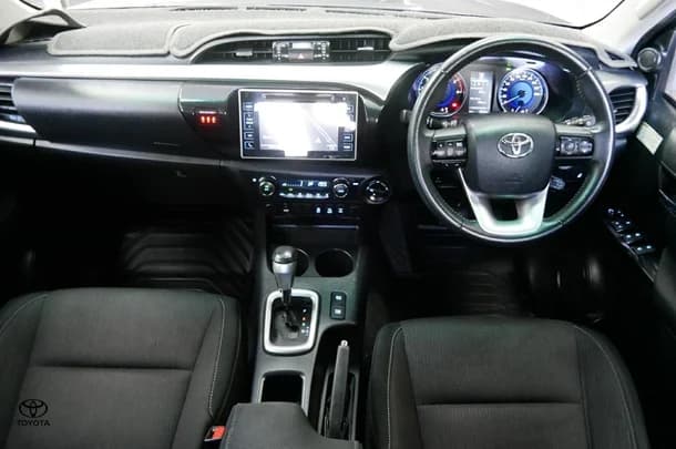 2017 Toyota Hilux 4x4 SR5 image 9