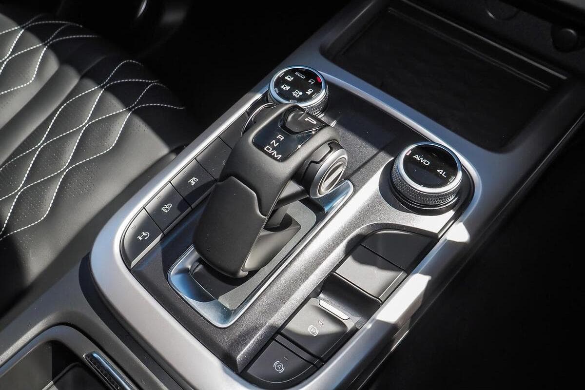 2025 GWM Tank 300 Lux Hybrid Auto 4x4 image 16