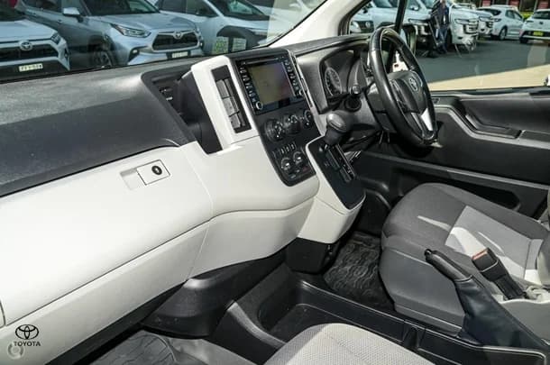 2022 Toyota HIACE SLWB image 9