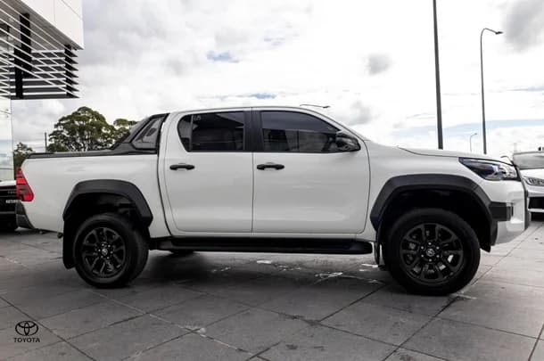 2023 Toyota HILUX Rogue image 3