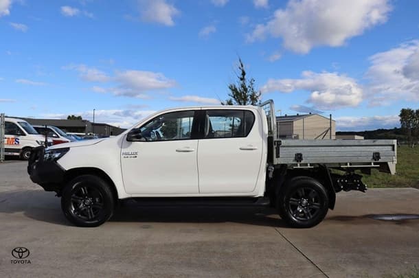 2023 Toyota Hilux 4x4 SR image 8