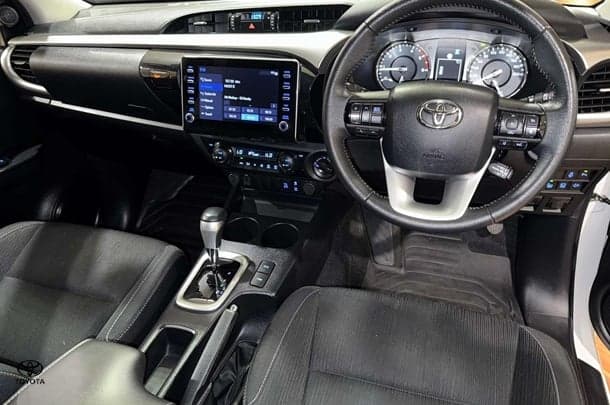 2023 Toyota Hilux SR5 image 4