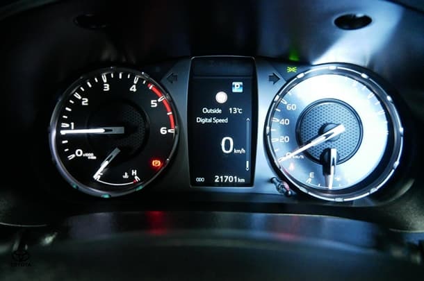 2024 Toyota Hilux 4x4 SR5 image 14