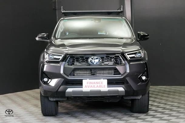2024 Toyota Hilux 4x4 SR5 image 2