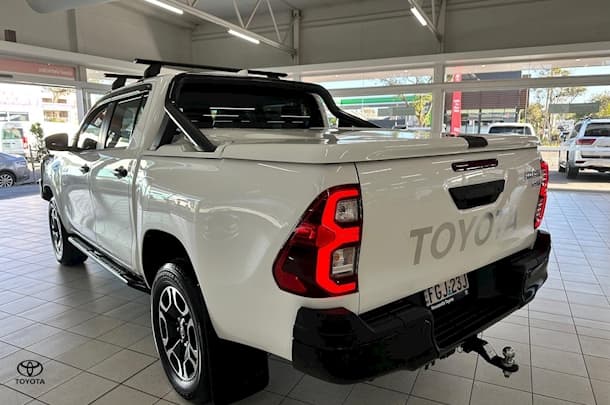 2024 Toyota Hilux SR5 image 8