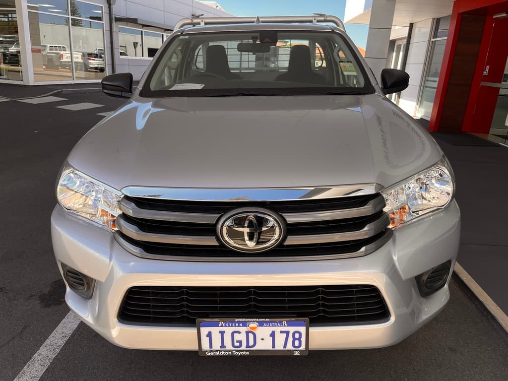 2023 Toyota Hilux SR image 7