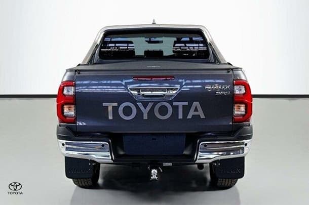 2022 Toyota Hilux SR5 image 7