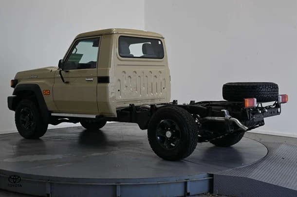 2025 Toyota LC Military GXL image 6