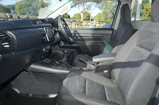 2017 Toyota HILUX SR image 9
