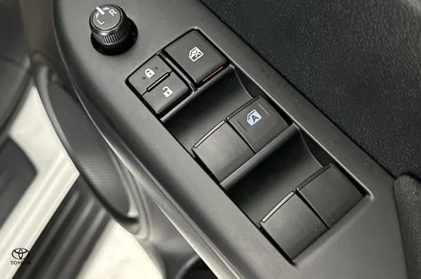 2019 Toyota Hilux SR image 11