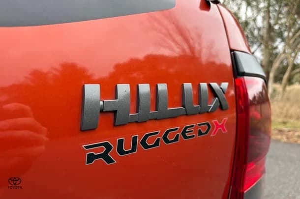 2018 Toyota HILUX Rugged X image 12