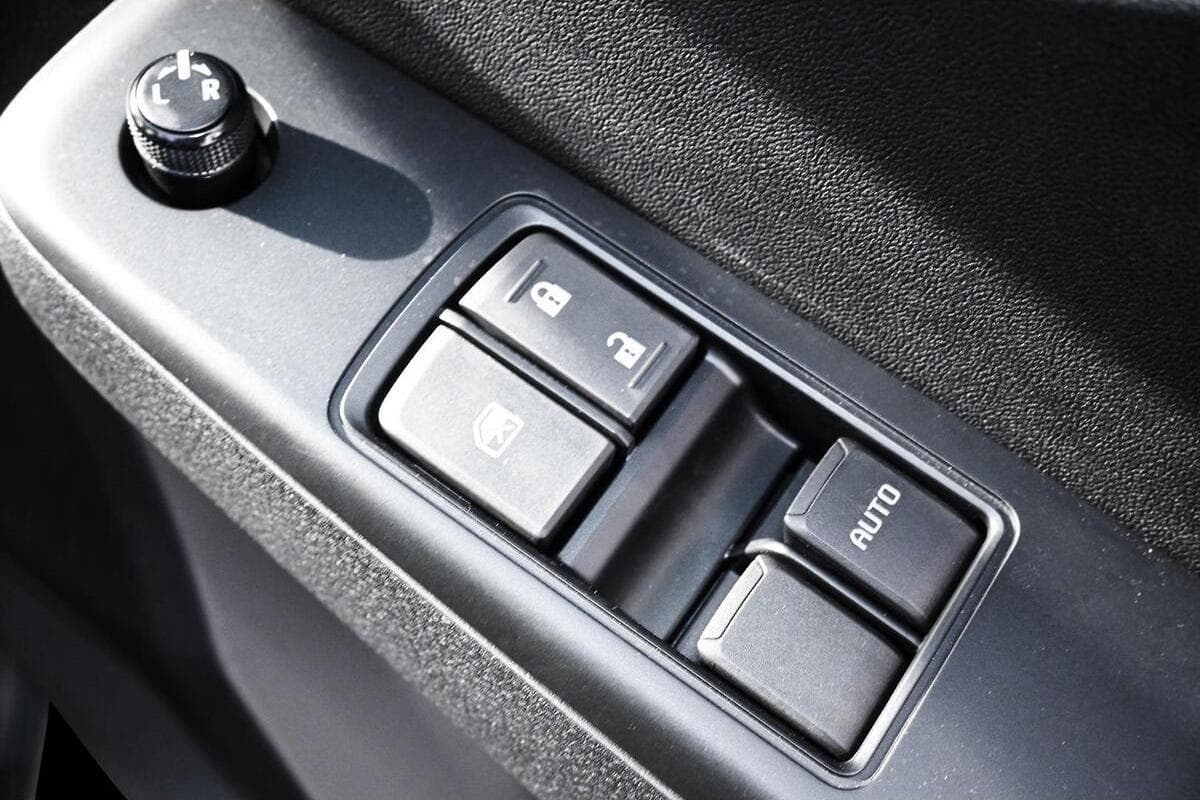 2025 Isuzu D-MAX SX High Ride Manual 4x2 MY24 image 17
