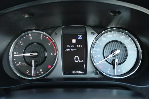 2023 Toyota Hilux 4x4 SR5 image 25