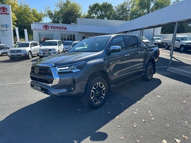 2023 Toyota Hilux SR5 image 3