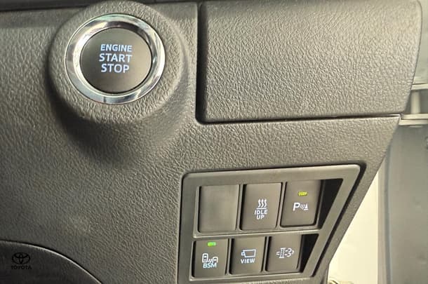 2023 Toyota Hilux SR5 image 25