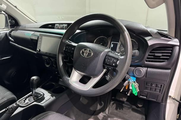 2022 Toyota Hilux SR image 13