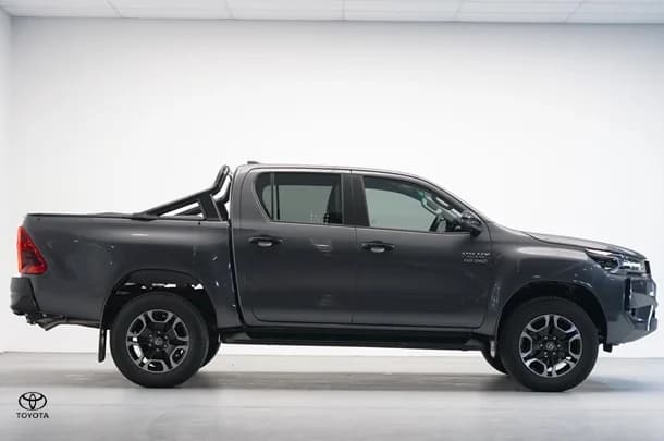 2024 Toyota Hilux 4x4 SR5 image 2