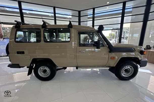 2023 Toyota LC Military GXL image 9
