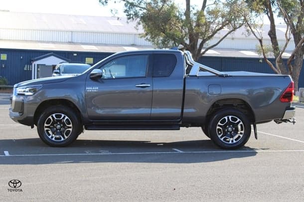 2023 Toyota Hilux 4x4 SR5 image 4
