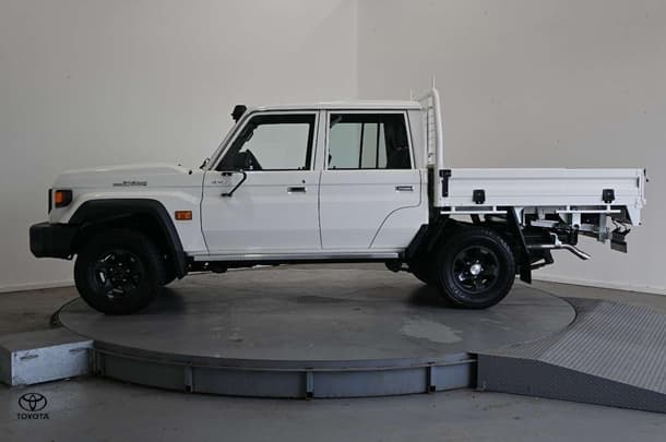 2025 Toyota LC Military GXL image 8
