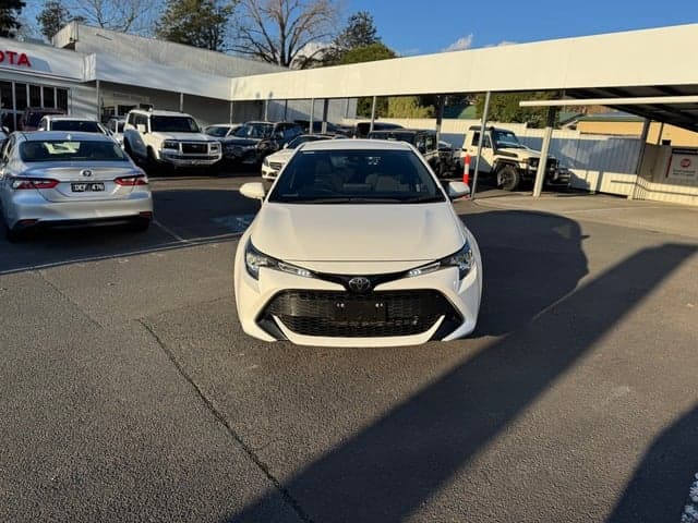 2018 Toyota Corolla Hatch Ascent Sport image 2