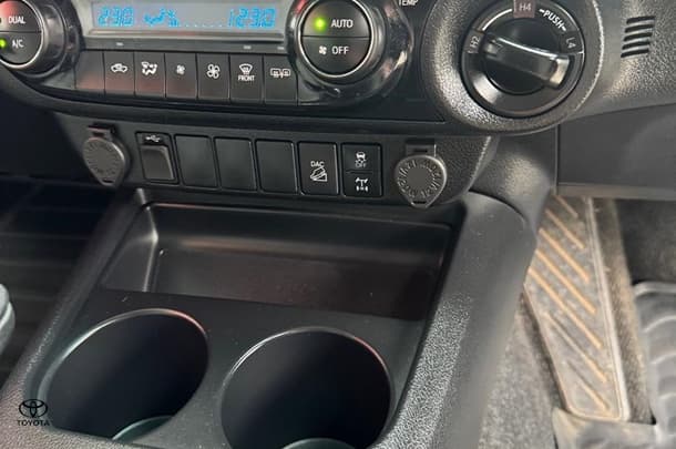 2022 Toyota Hilux SR5 image 32