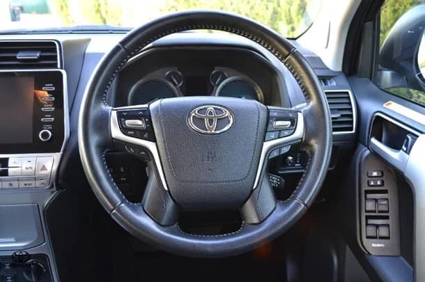 2022 Toyota Prado VX image 6