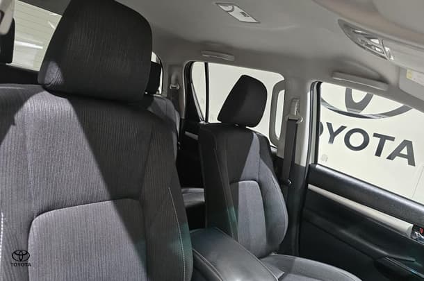 2022 Toyota Hilux SR5 image 28