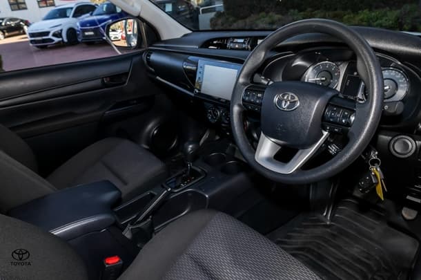 2024 TOYOTA Hilux 4x2 Workmate image 7