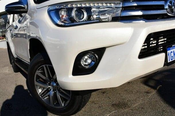 2018 Toyota Hilux SR5 image 2