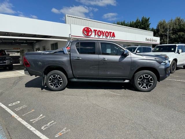 2022 Toyota Hilux SR5 image 8