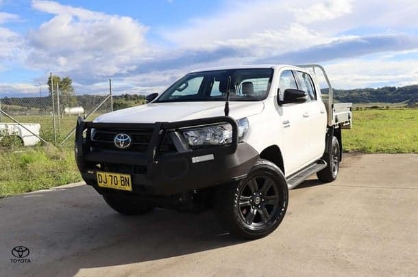 2023 Toyota Hilux 4x4 SR image 3