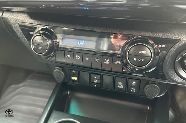 2022 Toyota Hilux 4x4 SR5 image 47