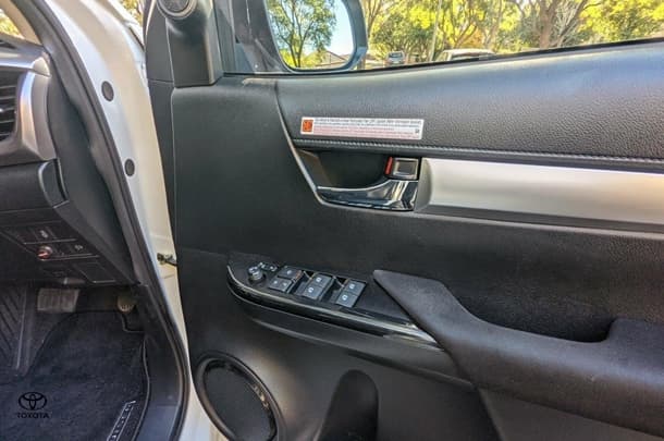 2023 Toyota Hilux 4x4 SR5 image 26