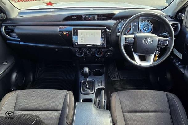2021 Toyota Hilux SR image 16