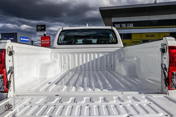 2024 Toyota HILUX SR image 9