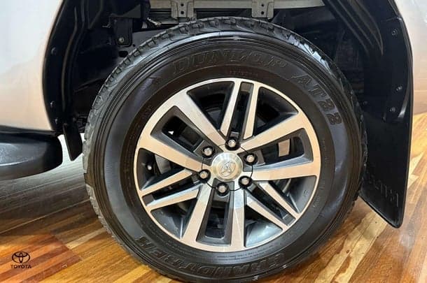 2019 Toyota Hilux SR5 image 9