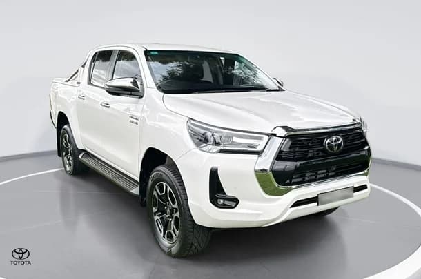 2023 Toyota Hilux SR5 image 1