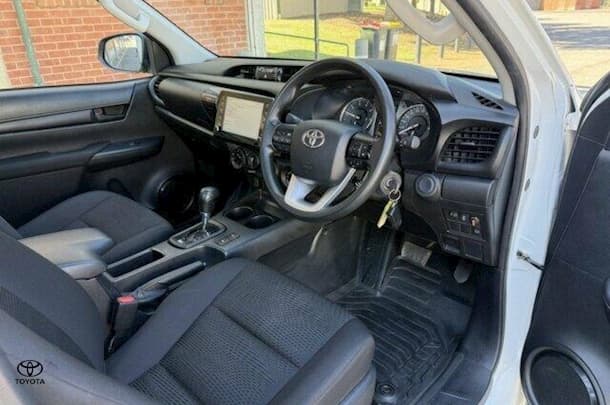 2022 Toyota HILUX SR image 16