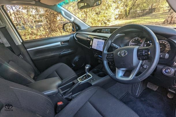 2023 Toyota Hilux 4x4 SR5 image 16