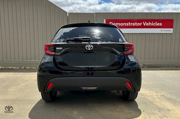2023 Toyota Yaris SX image 7