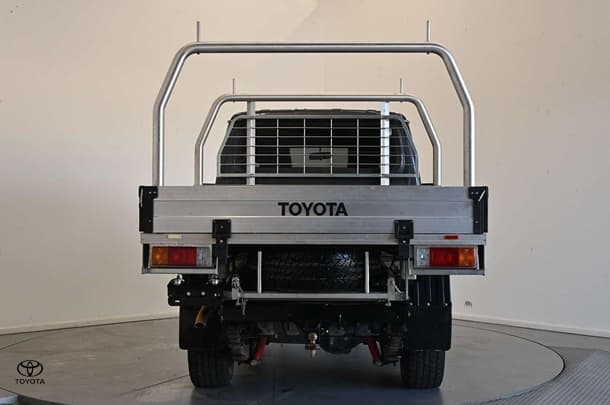 2021 Toyota LC Military GXL image 6