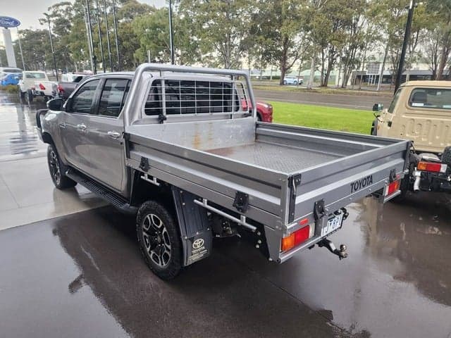 2021 Toyota Hilux 4x4 SR5 image 3