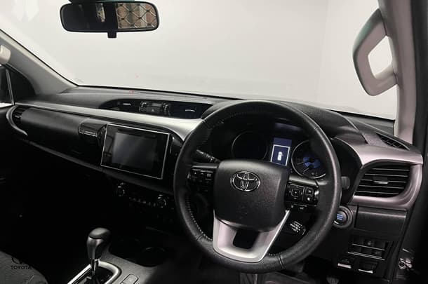 2020 Toyota Hilux SR5 image 10