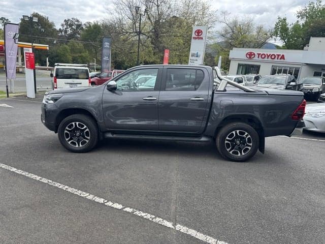 2022 Toyota Hilux SR5 image 4