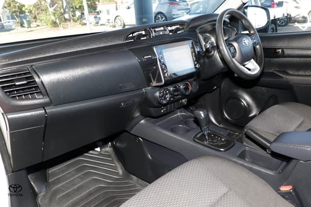2022 Toyota Hilux 4x2 Workmate image 9