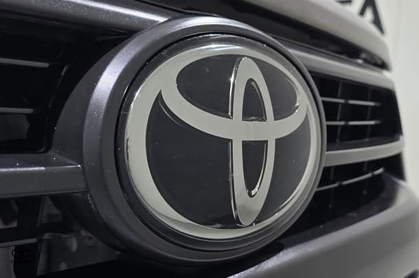 2021 Toyota Hilux SR image 8