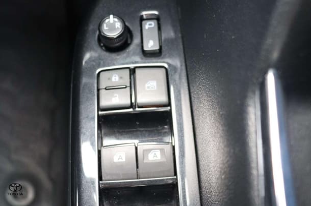 2022 Toyota Hilux 4x4 SR5 image 26