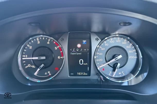 2023 Toyota Hilux 4x4 SR5 image 9